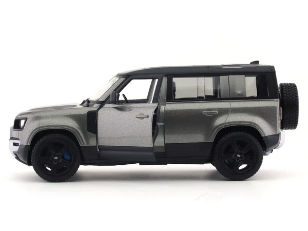 2022 Land Rover Defender 110 silver 1:24 Bburago licensed diecast Scale Model car