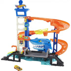 Hot Wheels™ HDP06 Track Set and 1:64 Scale Toy Car, Multi-Level Playset with Shark Nemesis Challenge, City Shark Escape Playset