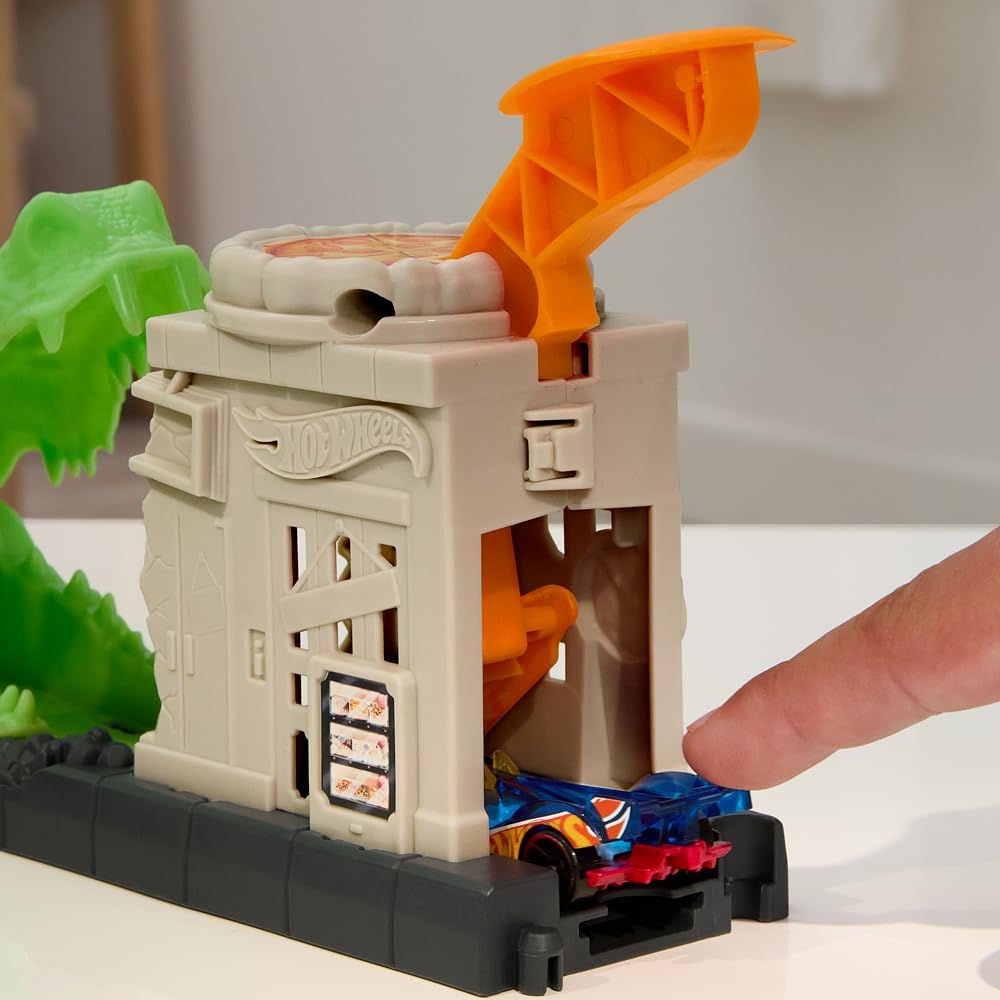 Hot Wheels City Crocodiles Flex Attack Hot Wheels - Gator Loop Pizza Place Playset, Track Set With 1 Toy Car