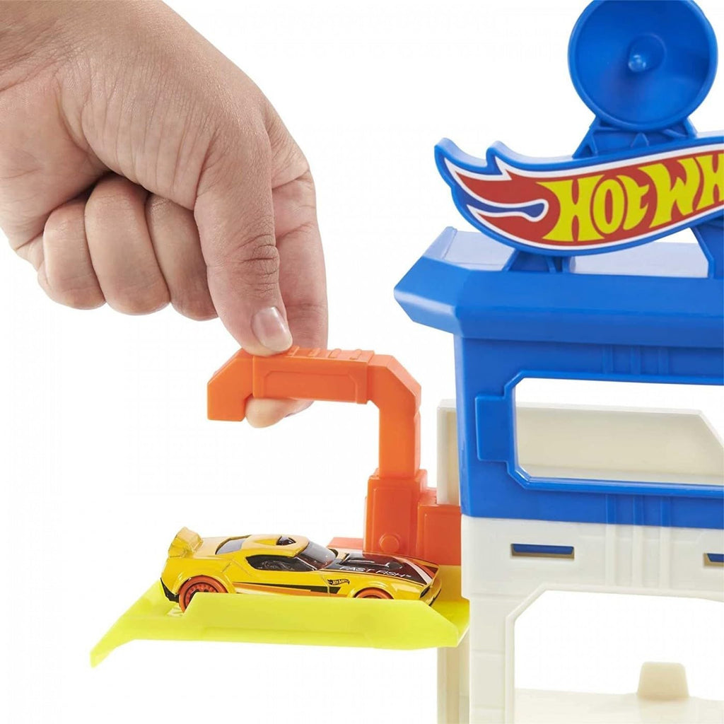 Hot Wheels™ HDP06 Track Set and 1:64 Scale Toy Car, Multi-Level Playset with Shark Nemesis Challenge, City Shark Escape Playset