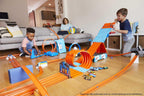 Hot Wheels City race crate GKT87 with 3 Stunts in 1 Set Portable Storage Ages 6 to 10