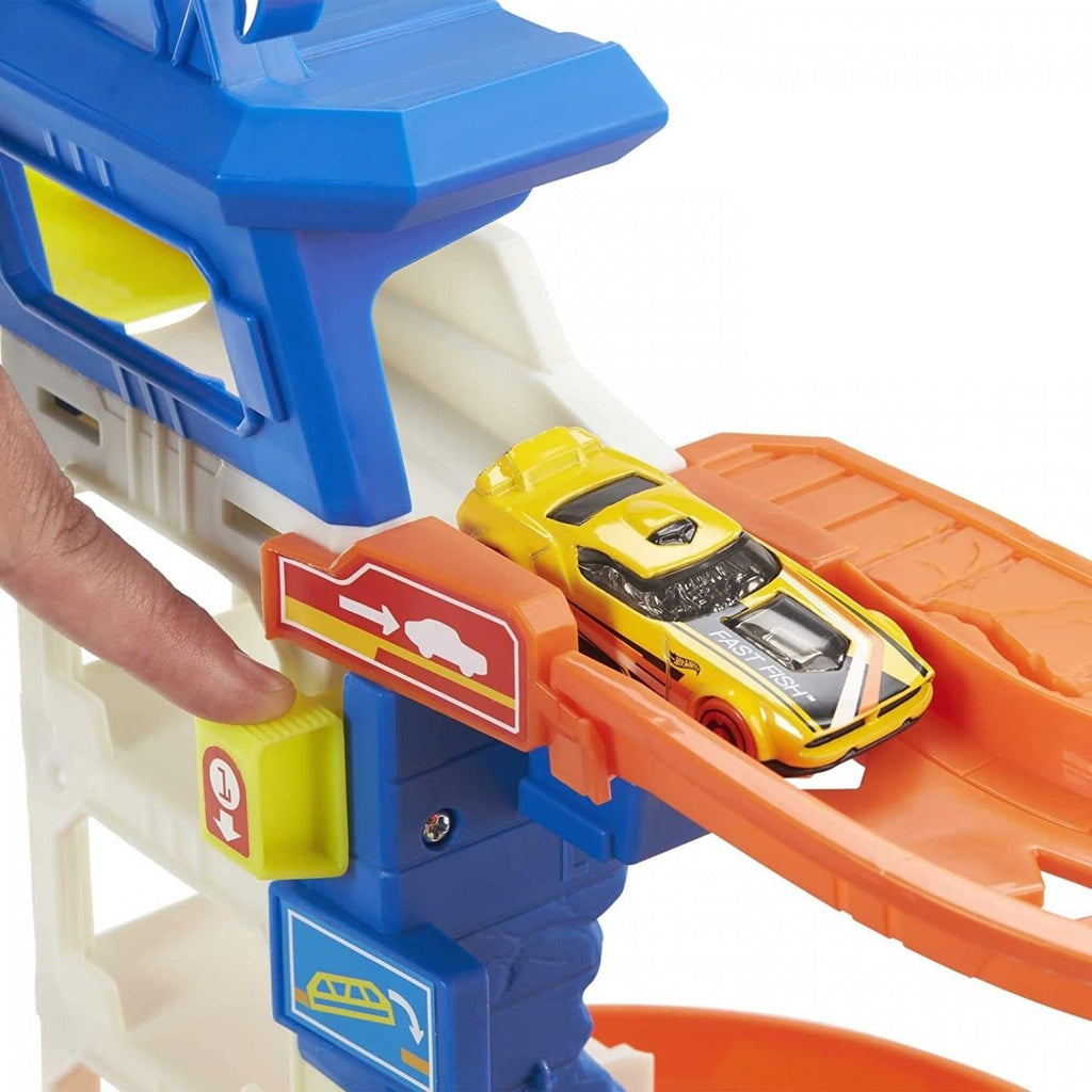 Hot Wheels™ HDP06 Track Set and 1:64 Scale Toy Car, Multi-Level Playset with Shark Nemesis Challenge, City Shark Escape Playset