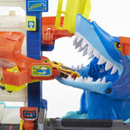 Hot Wheels™ HDP06 Track Set and 1:64 Scale Toy Car, Multi-Level Playset with Shark Nemesis Challenge, City Shark Escape Playset
